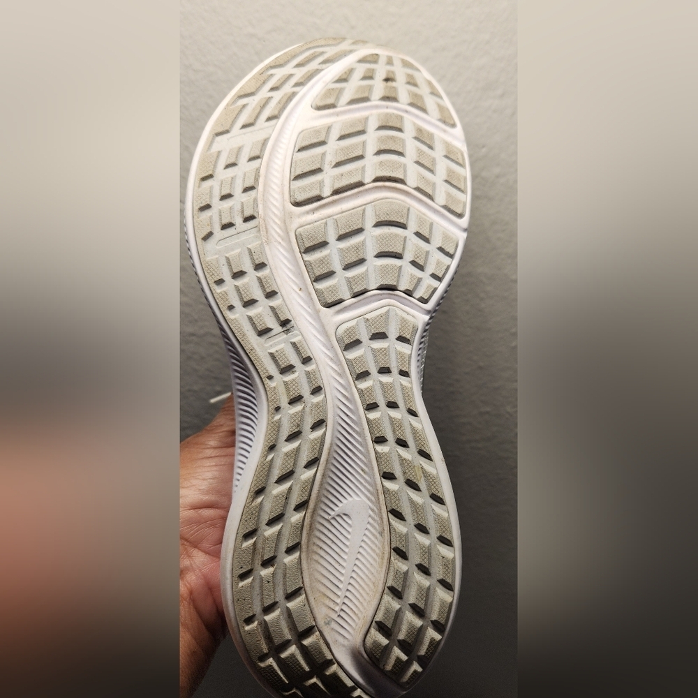 NIKE WOMEN'S Size 8 1/2 White and Gold Running Shoes - Picture 7 of 9